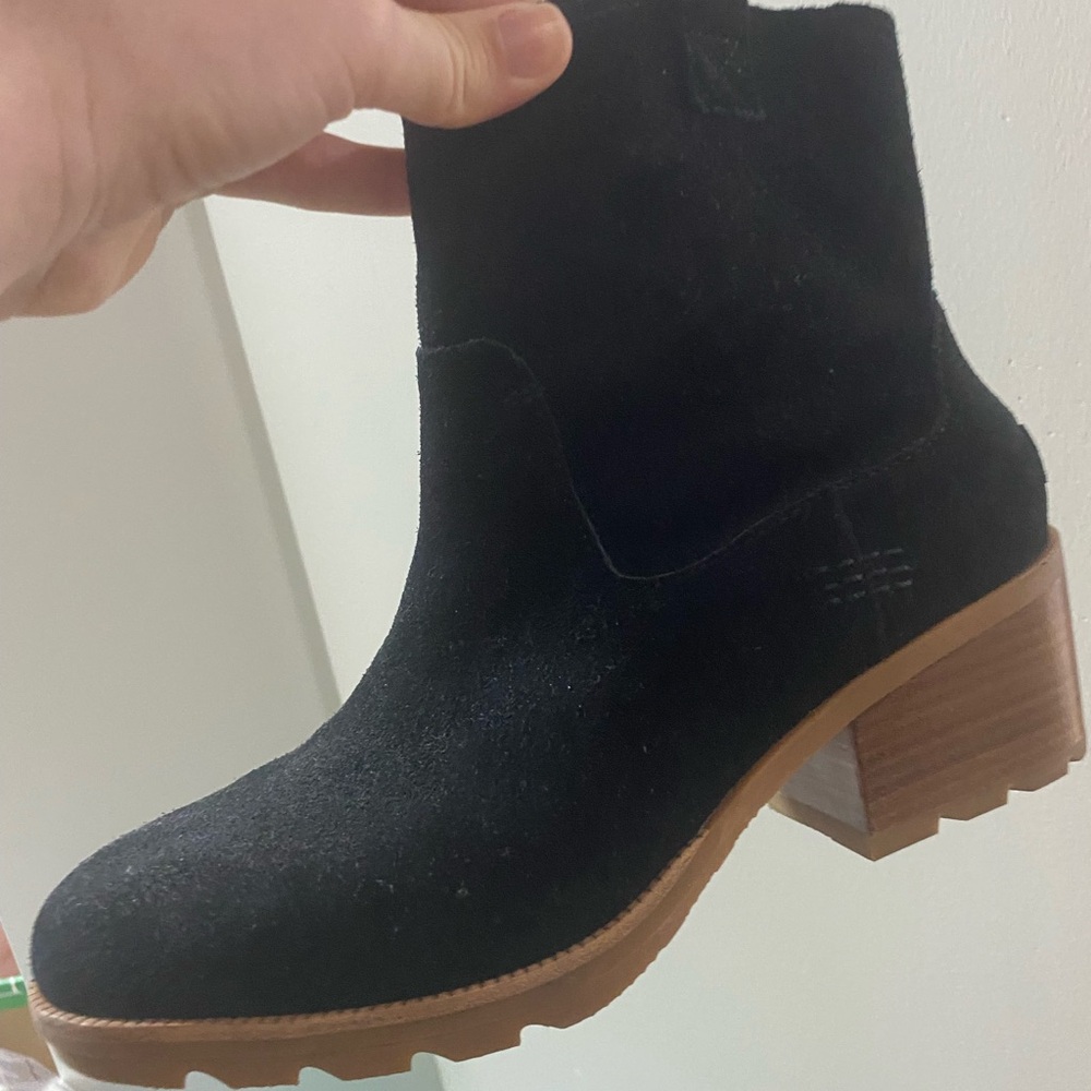New without tags.  Beautiful shoe. Black and  brown bottom. 9.5.
